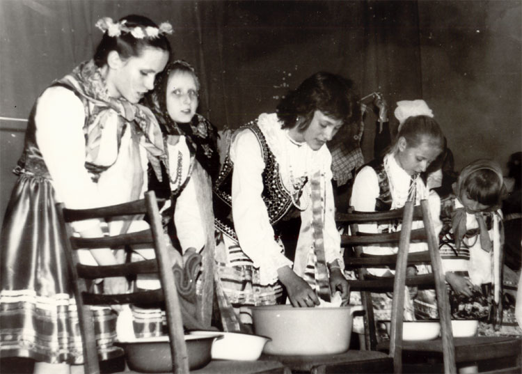 Maj 1990 r. Założenie oddziału PSKO im. Adama Mickiewicza w Gudach. Koncert zespołu „Jutrzenka”